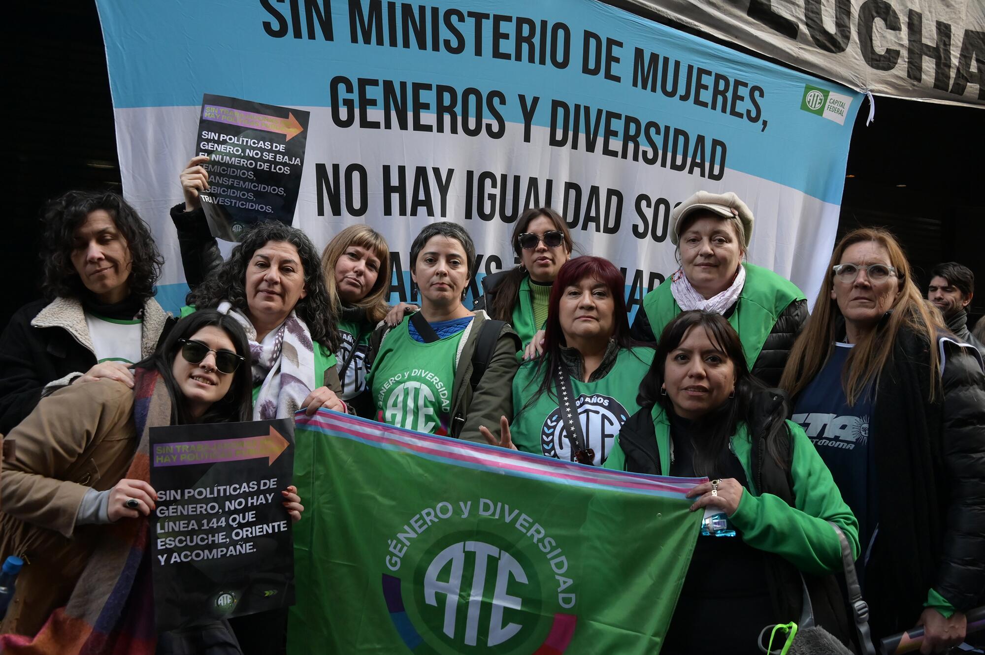 Trabajadoras del Ministerio de las Mujeres, recientemente cerrado por el Gobierno de Milei, protestan contra la medida.