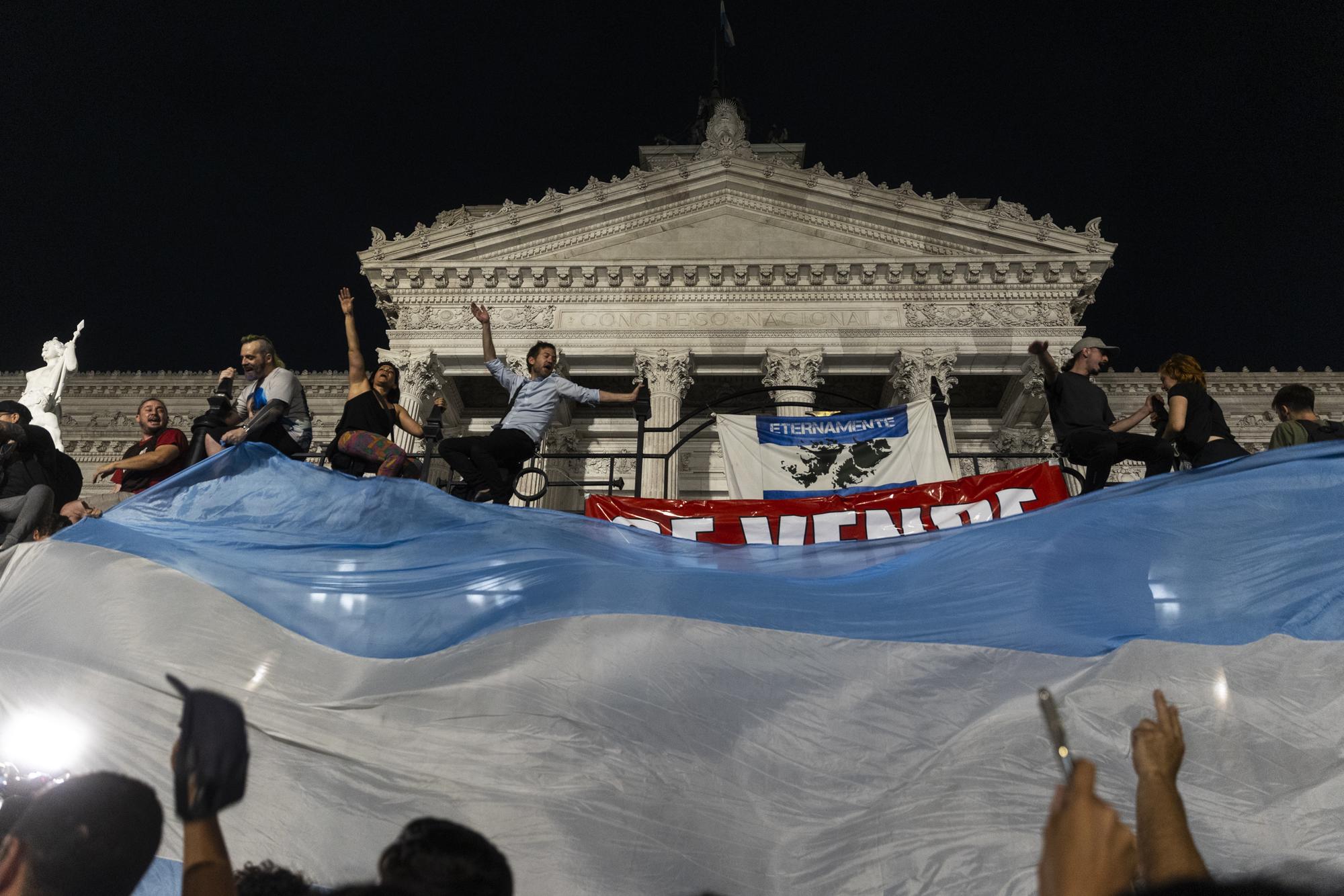 Cacerolazo para protestar contra el Decreto de Necesidad y Urgencia (DNU) anunciado por el presidente Javier Milei. - 18