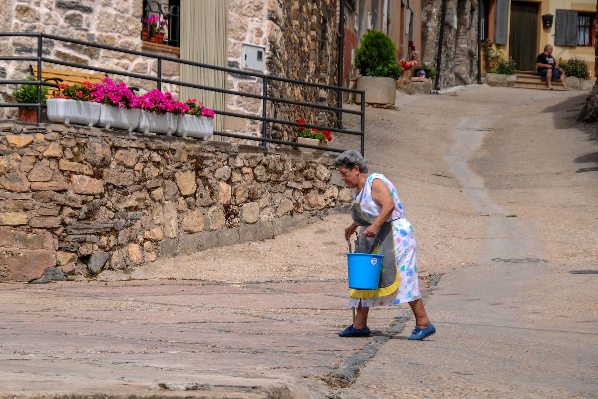 Mujer en un pueblo