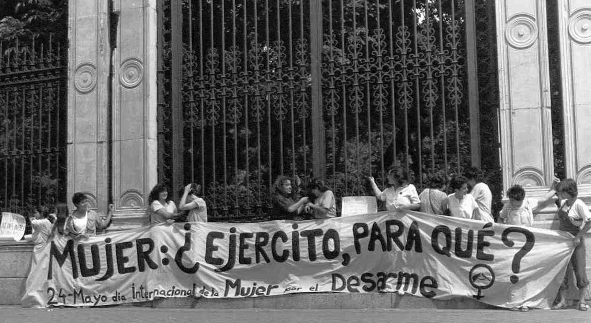 Encadenamiento de mujeres en el Cuartel General del Ejercito en Madrid