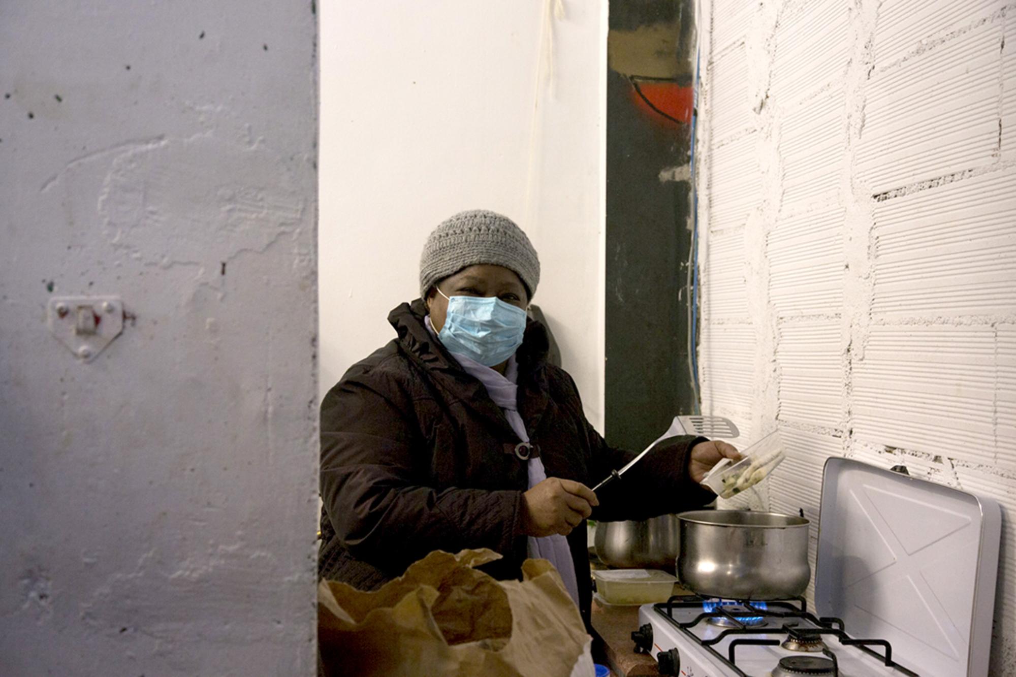 Virginia cocina la comida que recibe del comedor social. Maria d’Oultremont / Ojalá Projects