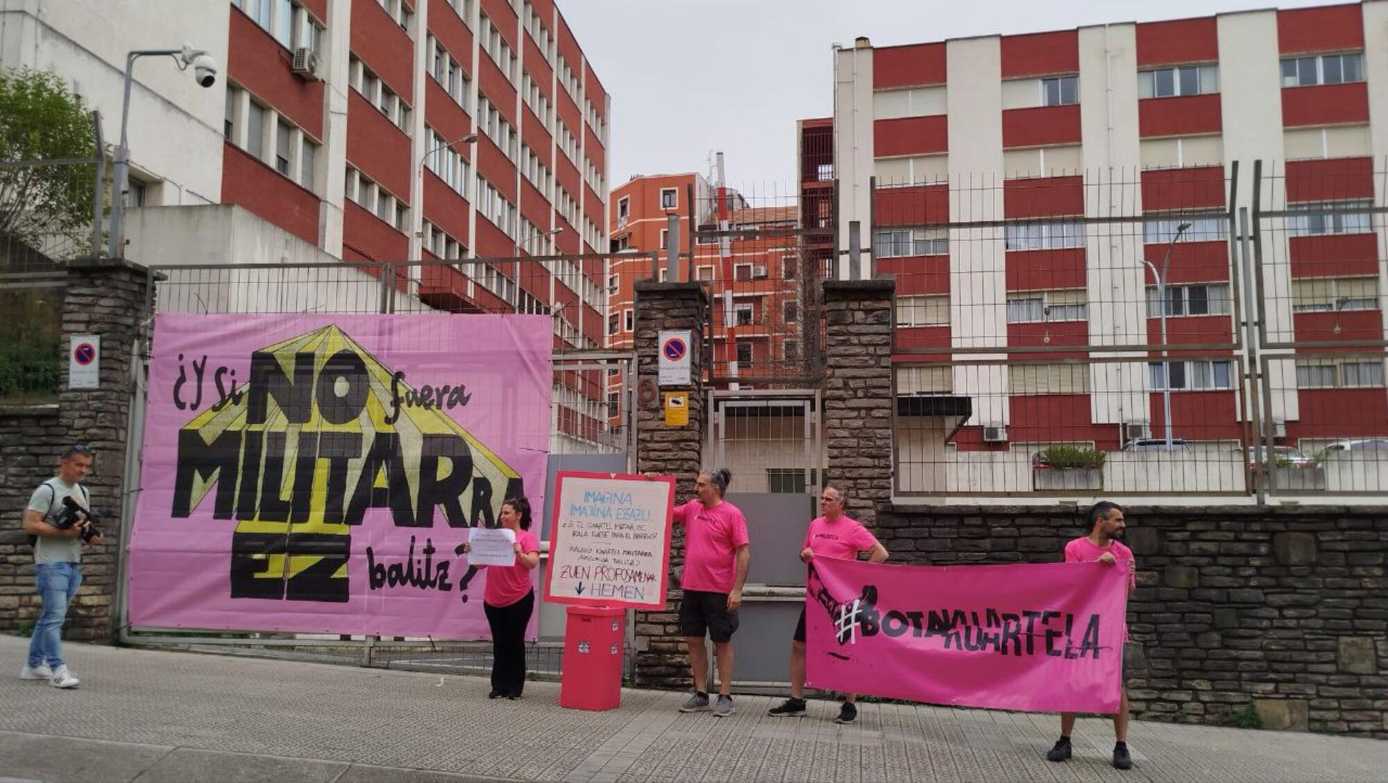 Una de las múltiples acciones directas noviolentas del KEM-MOC ante las puertas del cuartel Juan de Garay