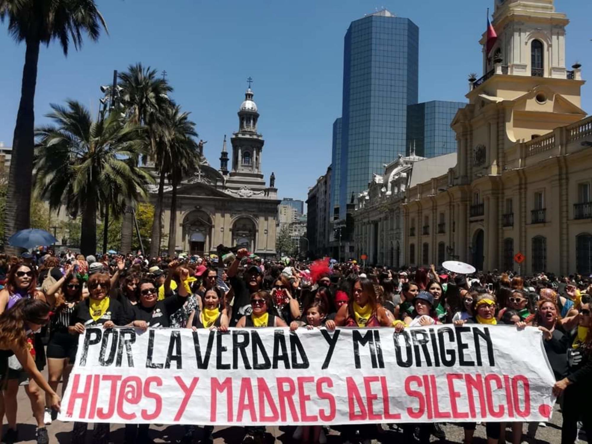 Manifestación en Santiago de Chile por la identidad y la verdad de los miles de bebés robados del pinochetismo.