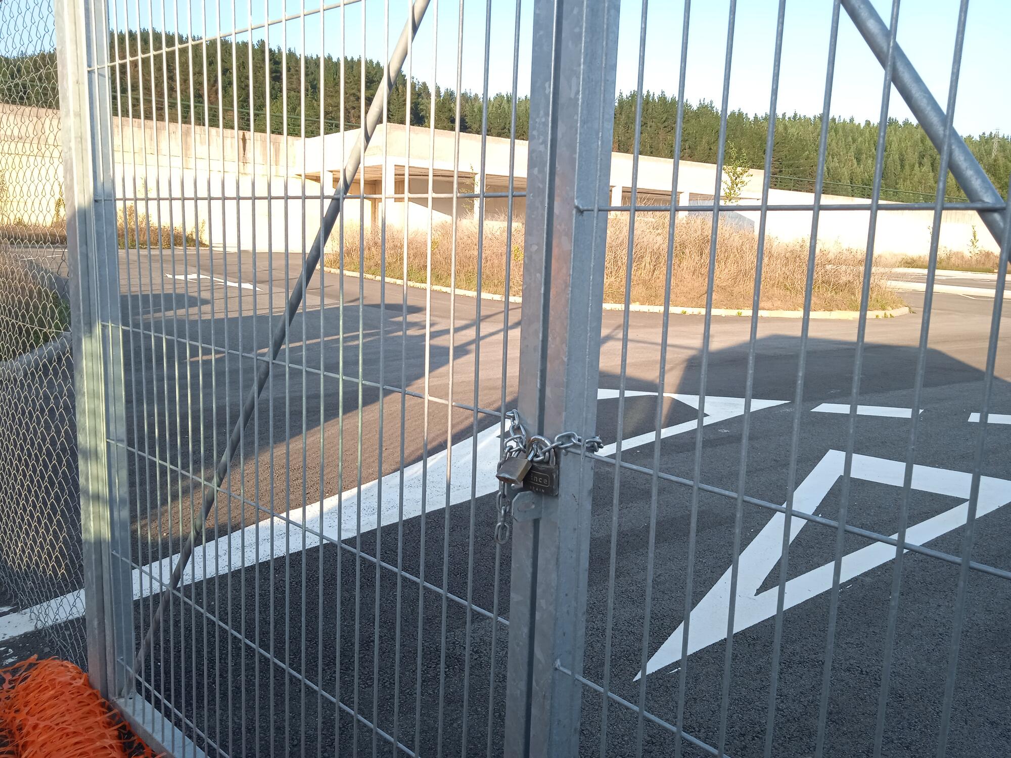 Candados en el acceso a la estación abandonada del TAV en Ezkio-Itsaso