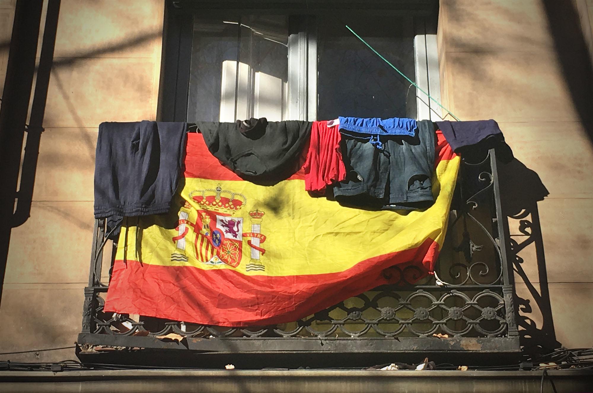 Bandera española balcón ropa colgada