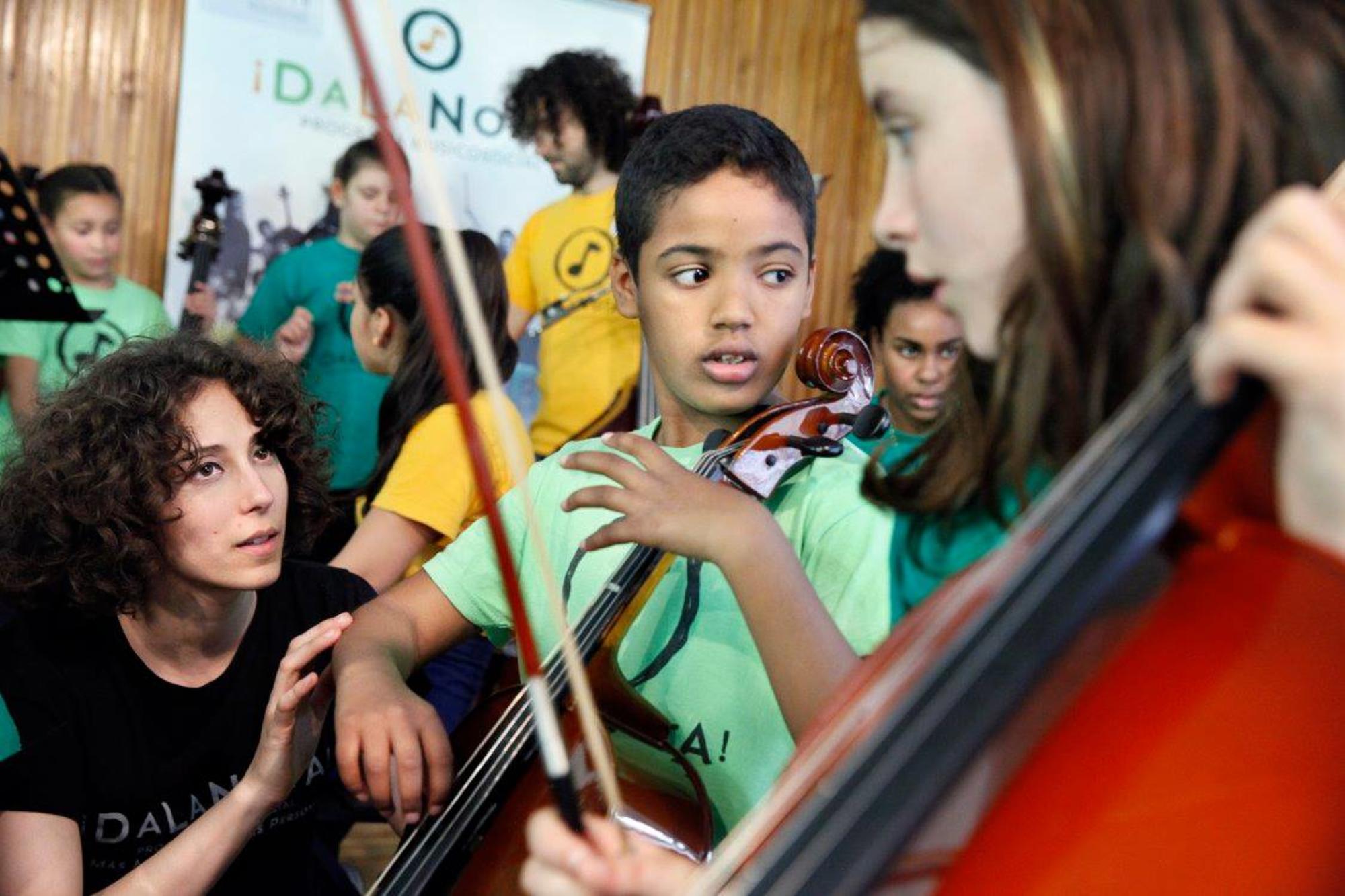 Dos alumnas del programa musicosocial DaLaNota