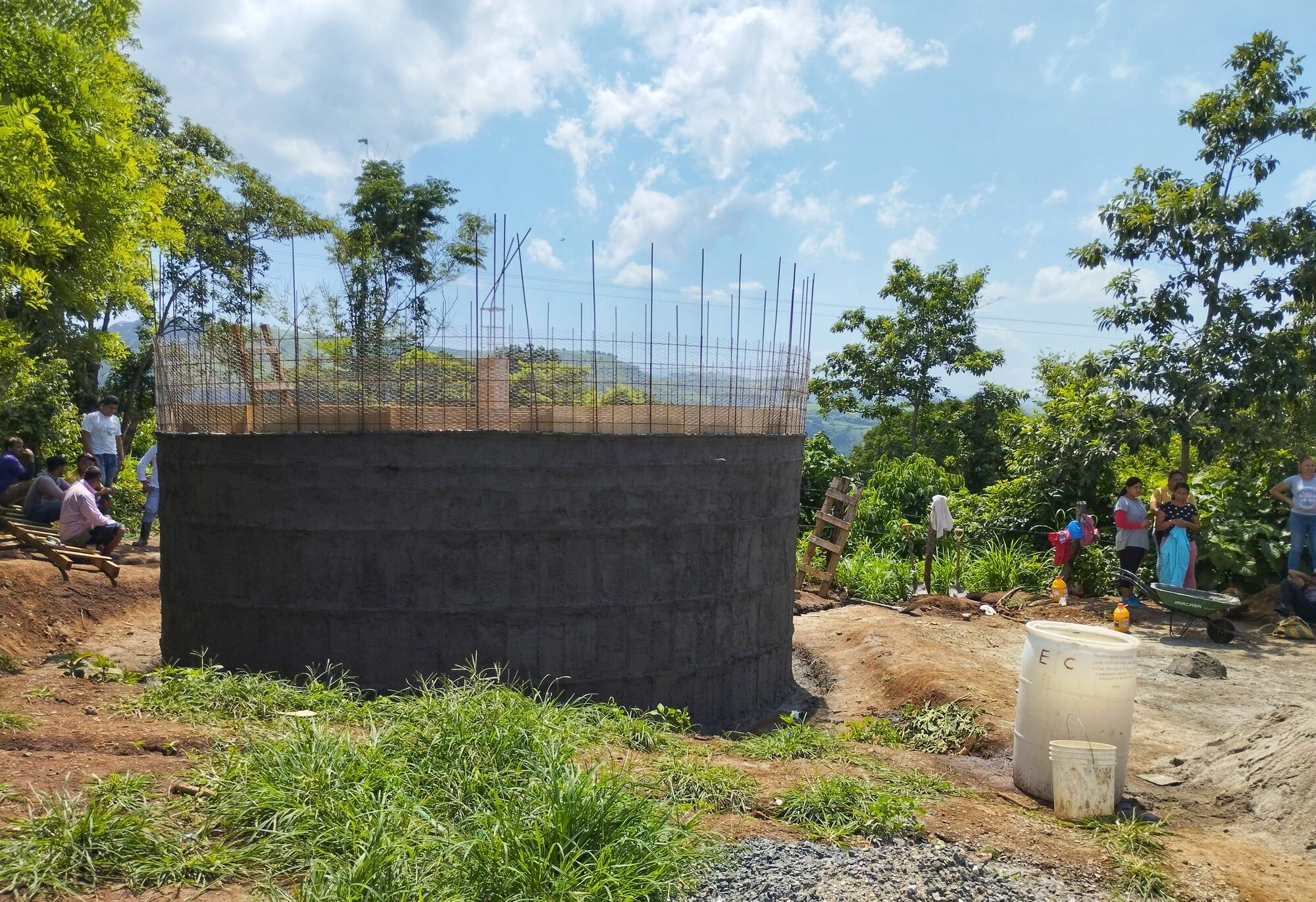 Depósito comunitario de agua en construcción en El Salvador.