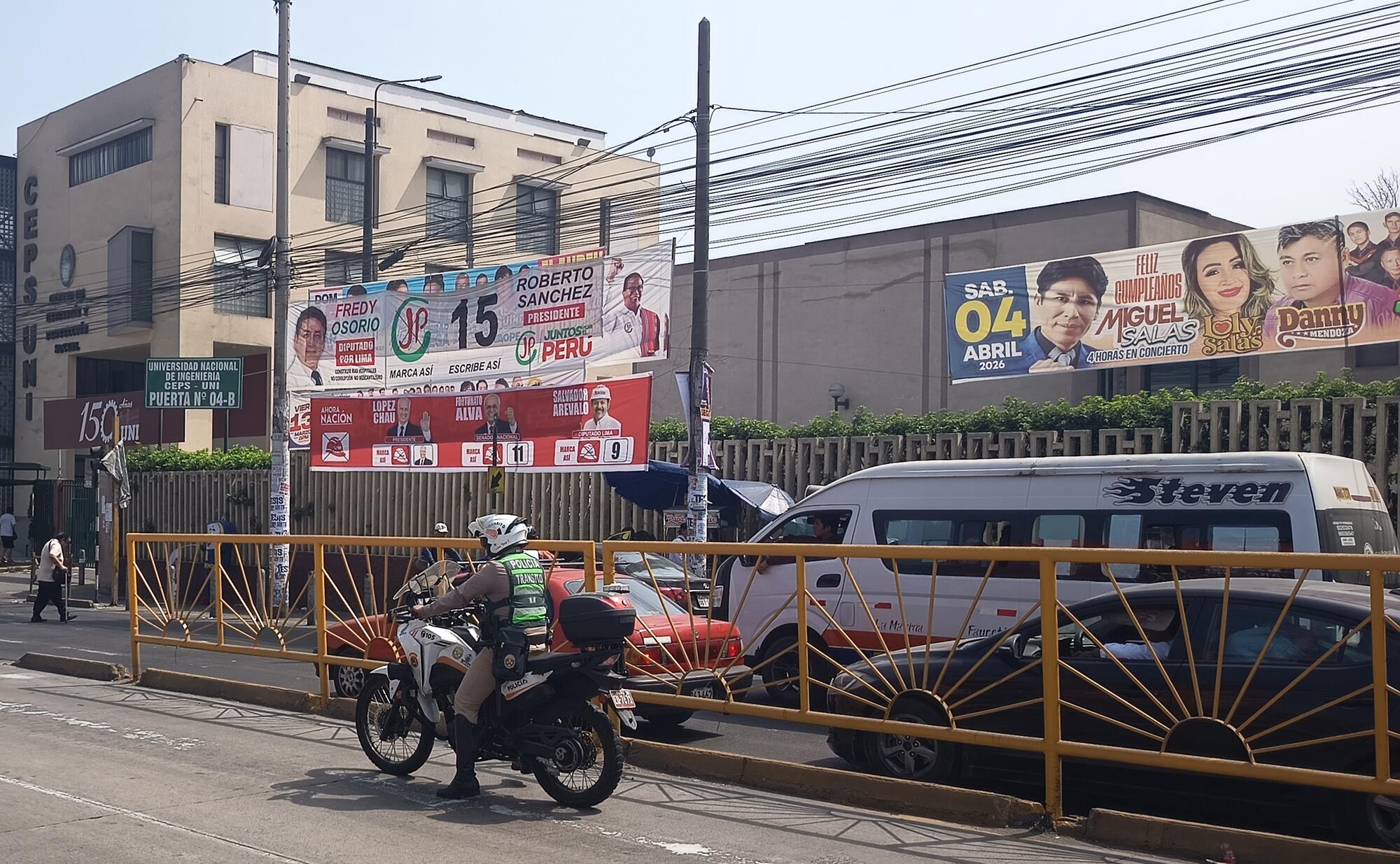 Un policía, frente a la propaganda electoral de Juntos por el Perú y Ahora Nación, las dos principales formaciones de izquierda.