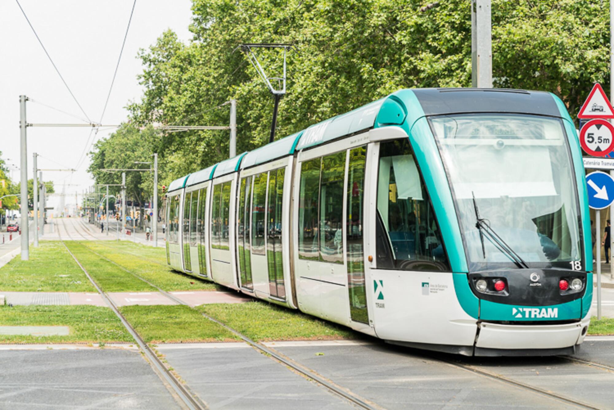 Tranvía del sistema TRAM de transportes de Barcelona que tiene vínculos con la empresa Alstom, implicada en proyectos que refuerzan la presencia de Israel en territorio ocupado(Autoría: Ayuntamiento de Barcelona)