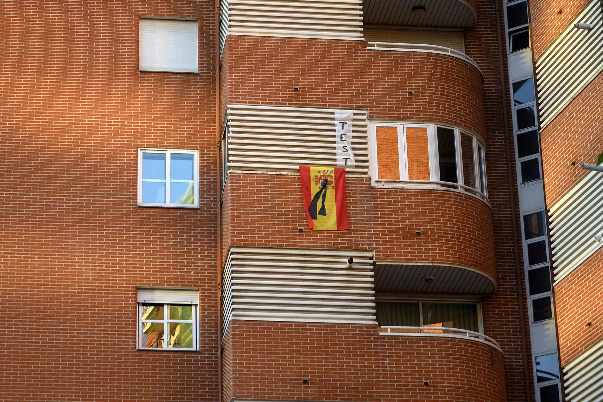Bandera España crespón negro