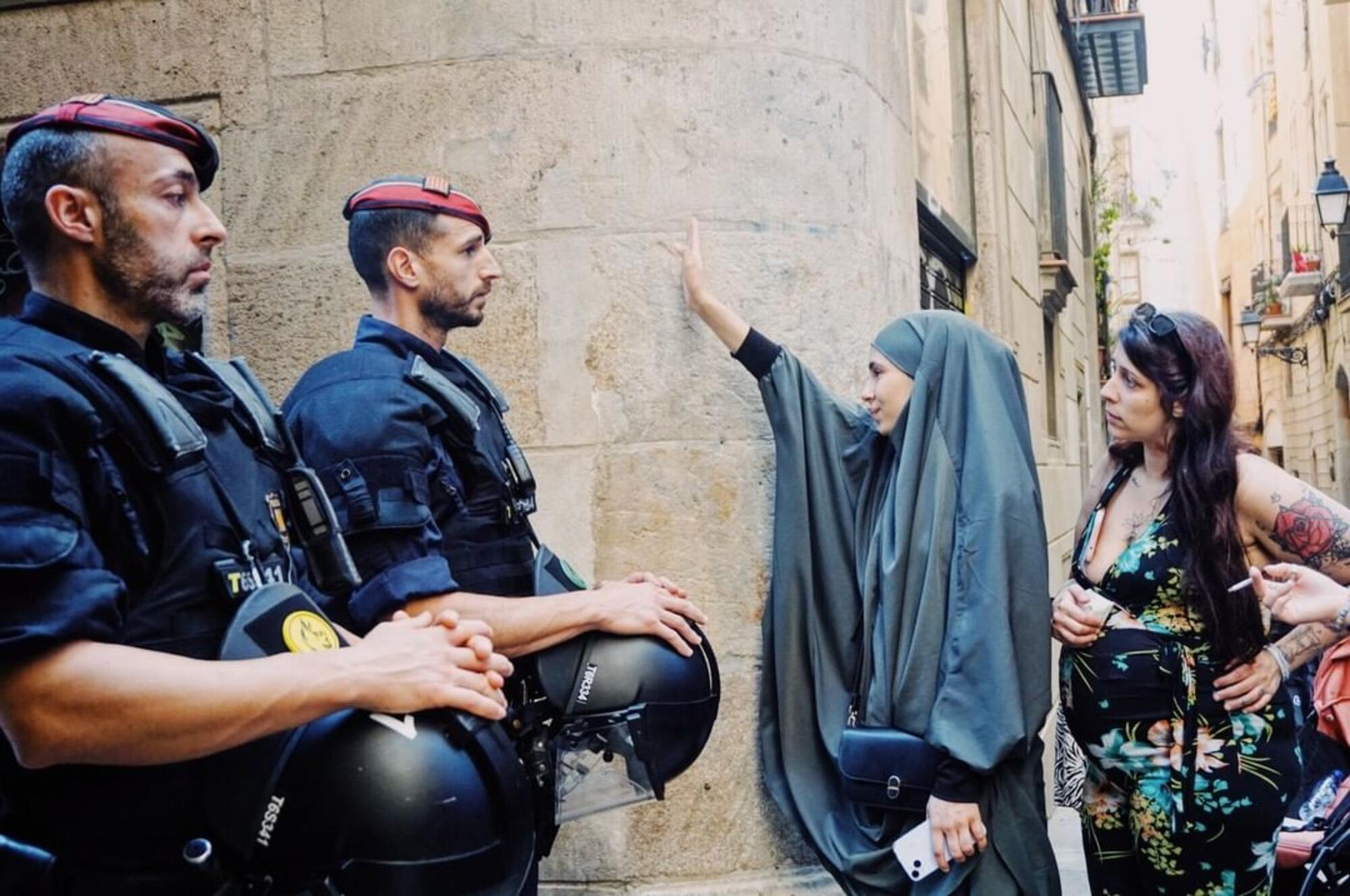 Sharon (derecha) acudiendo a parar un desahucio junto a otra vecina del Casc Antic el pasado 30 de mayo en Barcelona. / Foto: Oma Yang (@omayy84)