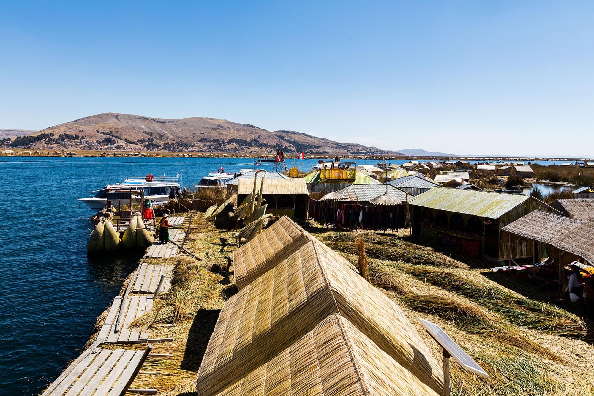 Islas flotantes de los Uros, en la bahía de Puno (Perú) en el lago Titicaca.