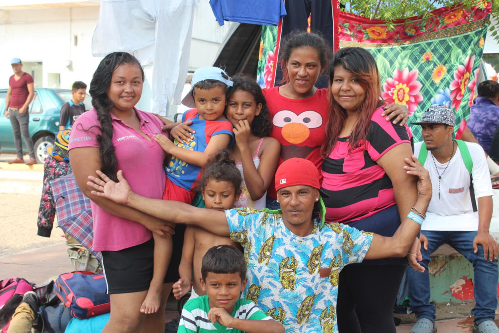 Familia hondureña en tránsito con la #CaravanaMigrante en Chiapas.