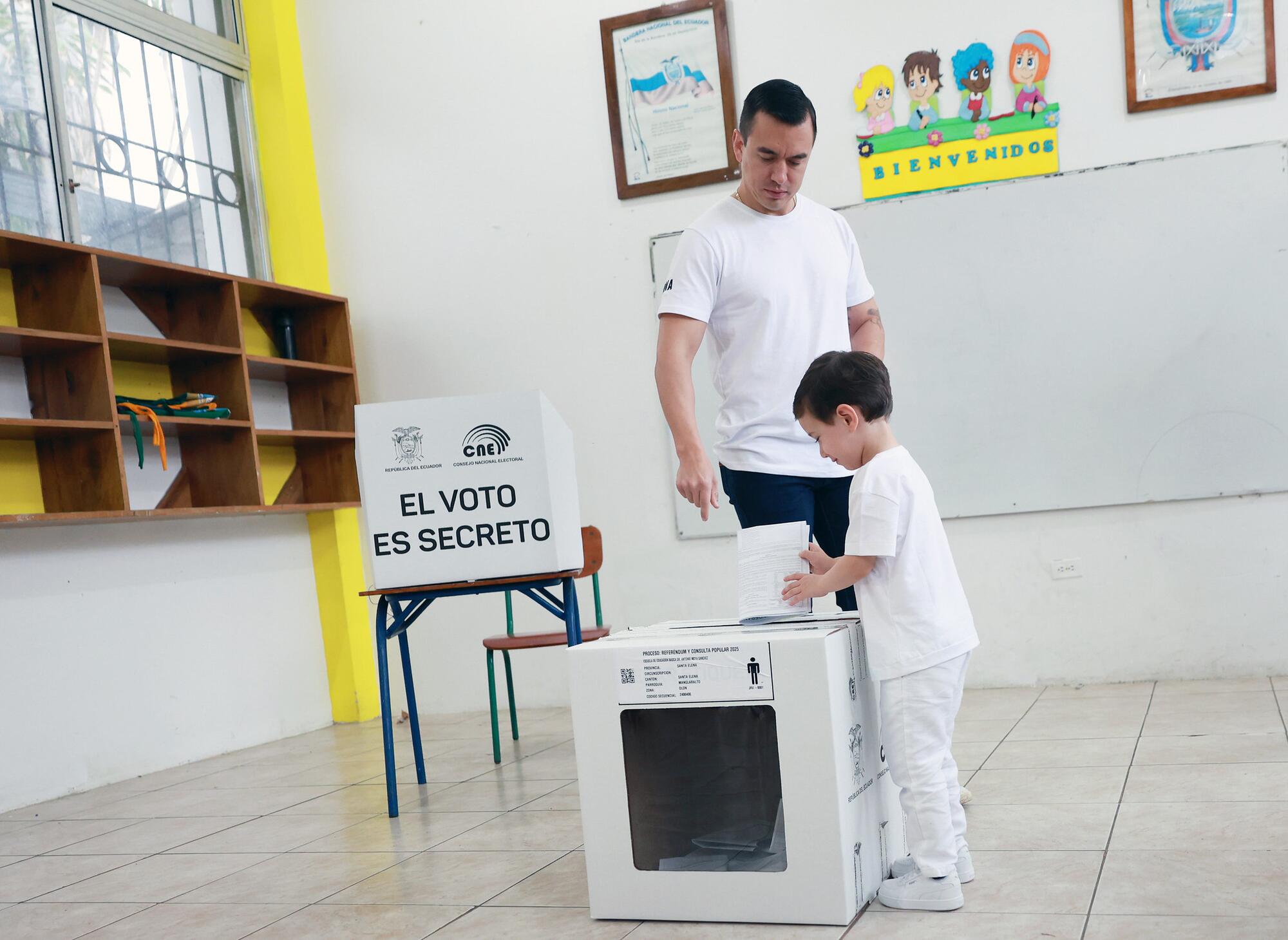 El presidente de Ecuador, Daniel Noboa, vota en la consulta popular del 16 de noviembre de 2025