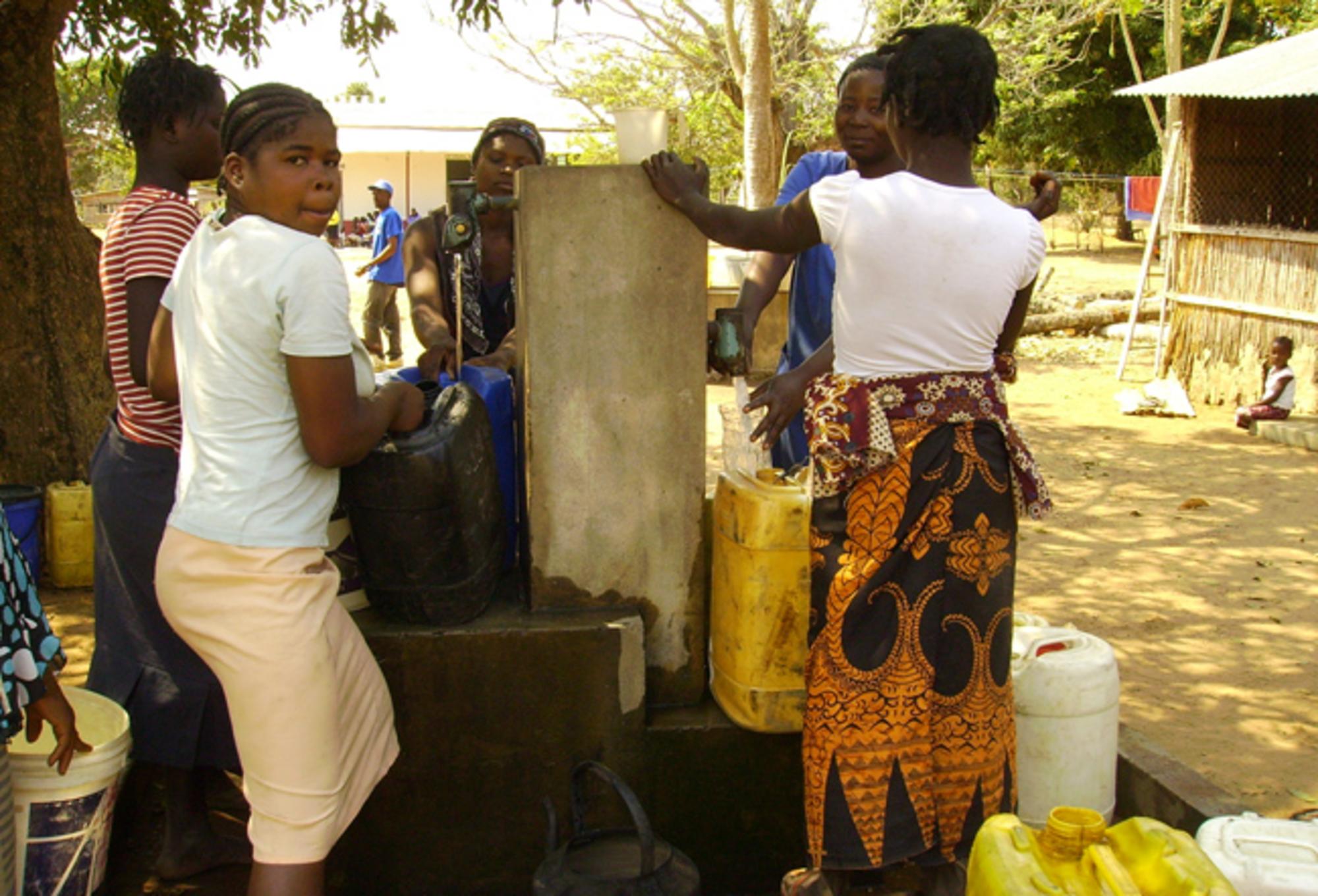 Fuente de agua en Funhalouro (Mozambique)