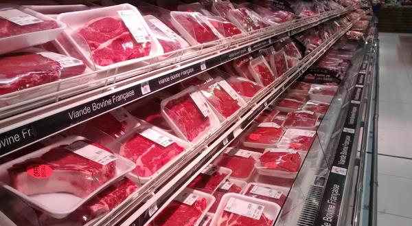 Bandejas de carne en un supermercado