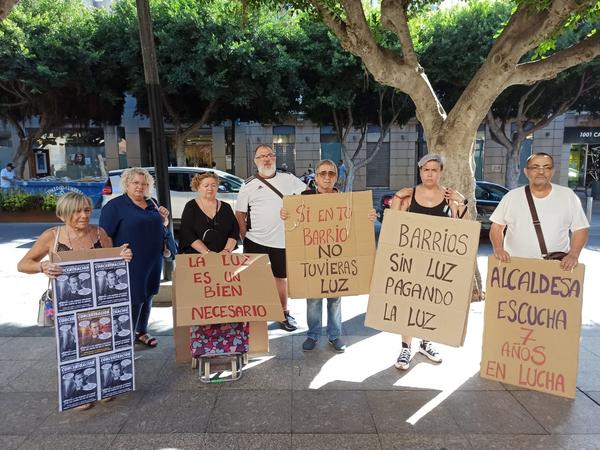 Vecindario en Almería contra los cortes de luz