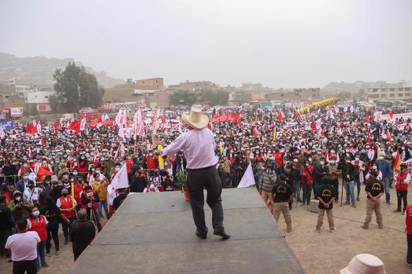 ¨Pedro Castillo durante la campaña electoral en Carabayllo (Lima)