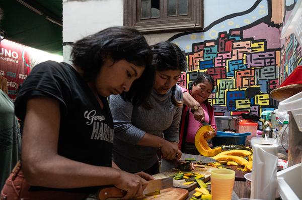  Dos mujeres preparan la comida en un alto de las movilizaciones durante las marchas contra el Gobierno de Dina Boluarte.